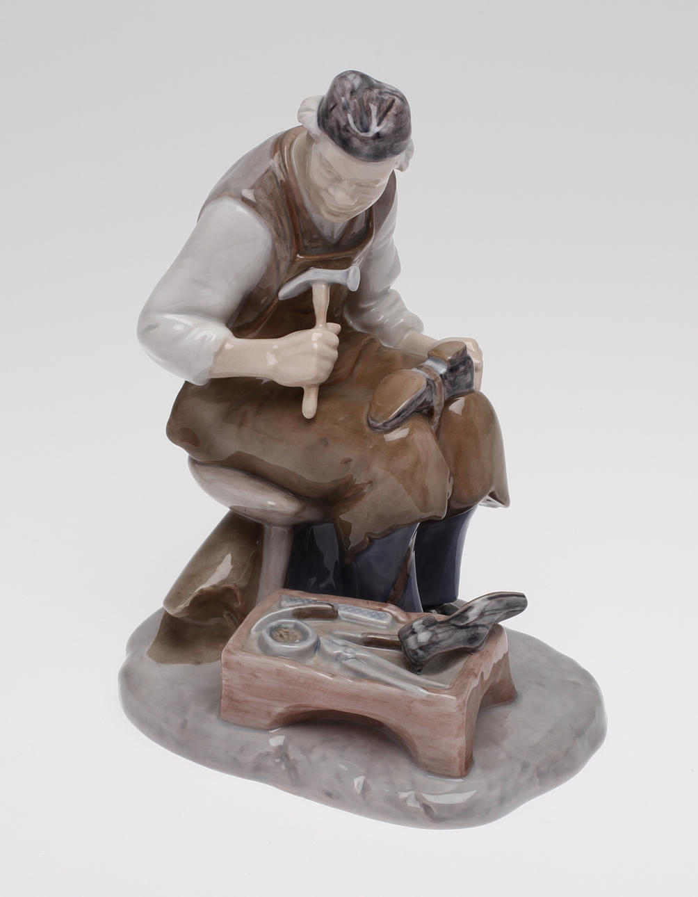 FIGURIN, porslin. Skomakare. Axel Locher, Bing & Gröndahl.