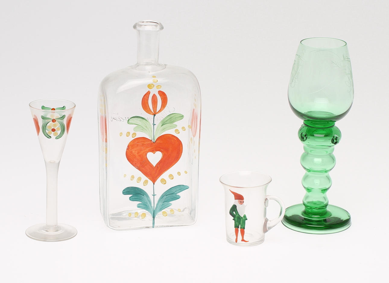 PARTI DIVERSE GLAS, glöggmuggar med tomtemotiv, snapsglas med plunta samt remmare. 1900-tal.