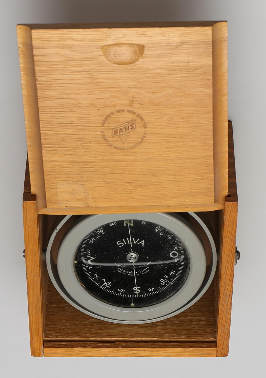 VATTENKOMPASS i träask. Silva.