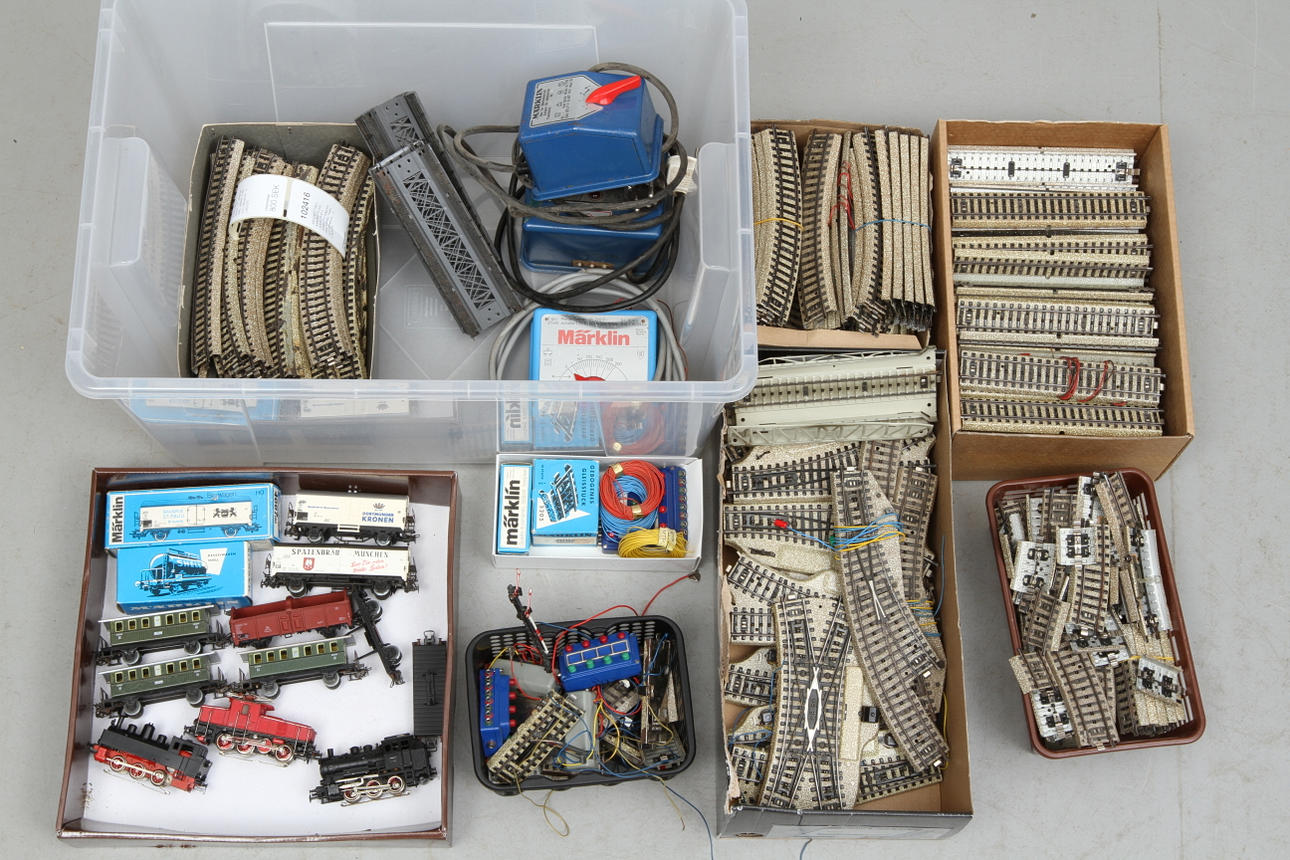 MODELLTÅG MÄRKLIN lok 3000, 3001, 3090, 10 vagnar, räls, växlar, trafo och tillbehör. 2 LÅDOR.