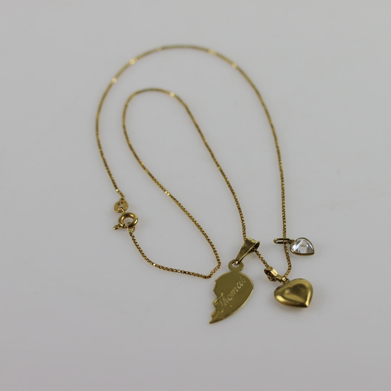 HALSBAND, med tre berlocker, guld 18 K.