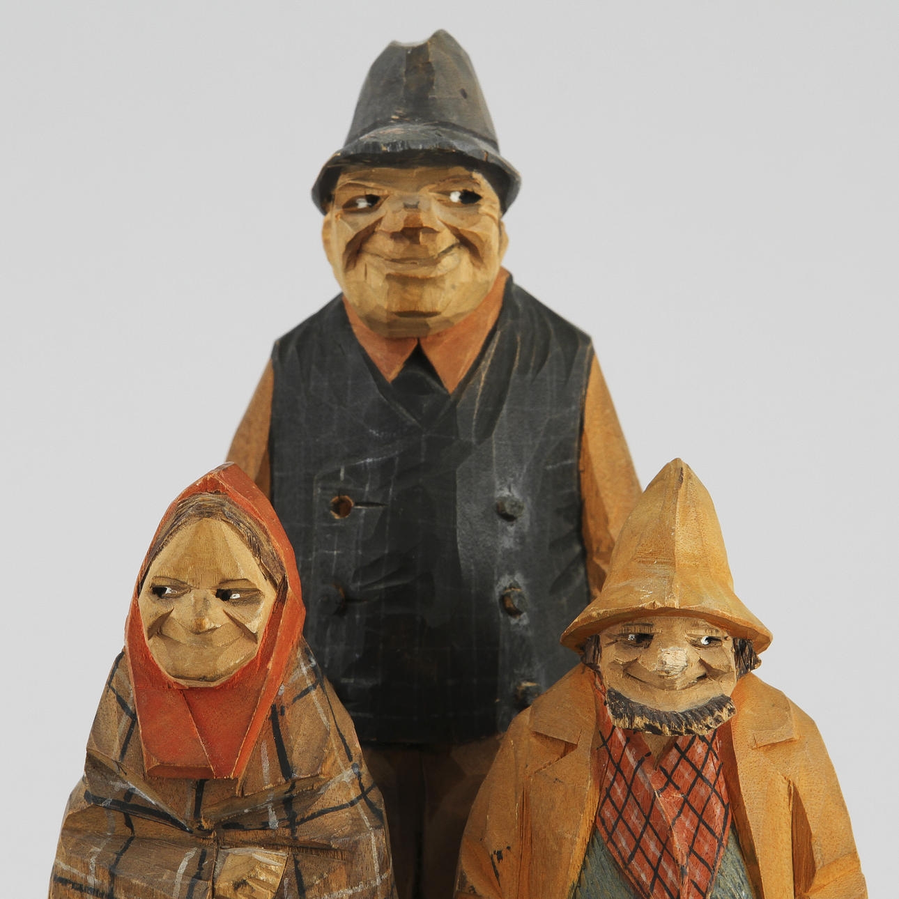 FIGURER, 3 st, trä, sign C J Trygg, dat 1940.