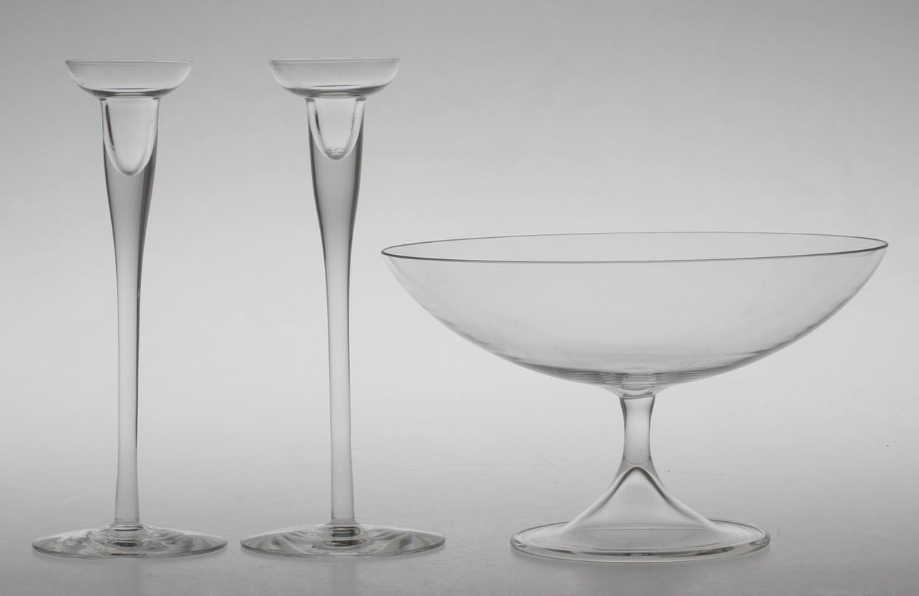 SKÅL PÅ FOT samt LJUSSTAKAR 1 par, glas, 1900-tal.