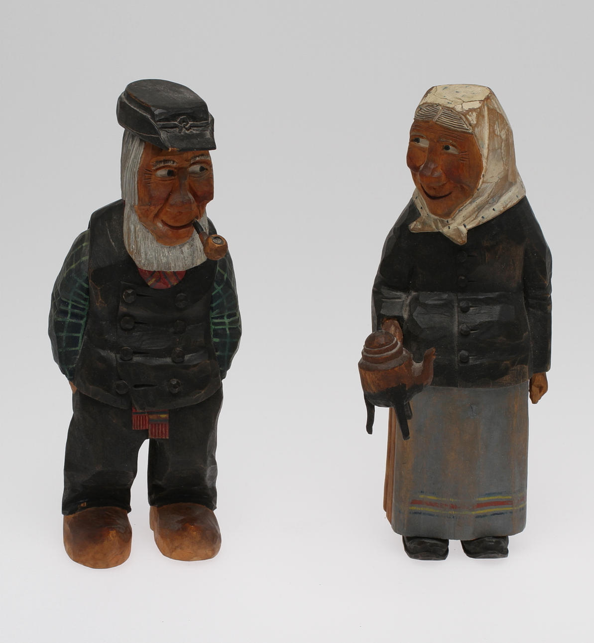 FIGURINER, 2 st, snidat trä, gubbe med pipa och gumma med kaffepanna. Osignerade. 1900tal.