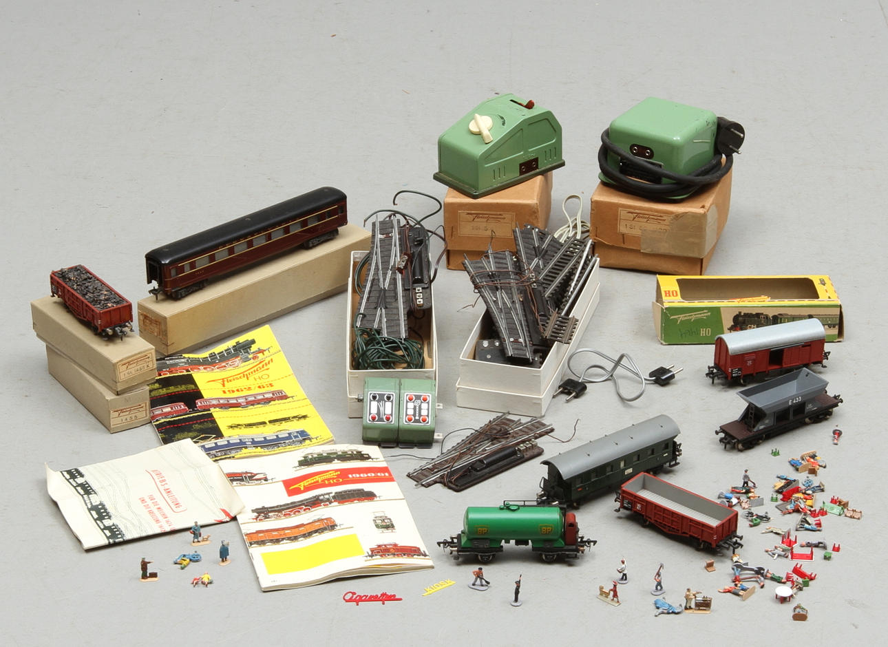 MODELLTÅG FLEISCHMANN 7 vagnar, räls, växlar, trafos, 2 kataloger med mera delvis i originalkartonger.