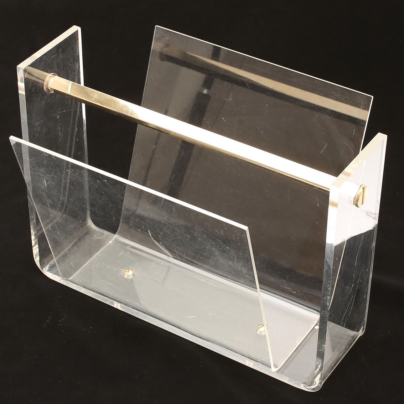 TIDNINGSSTÄLL, plexiglas och mässing.