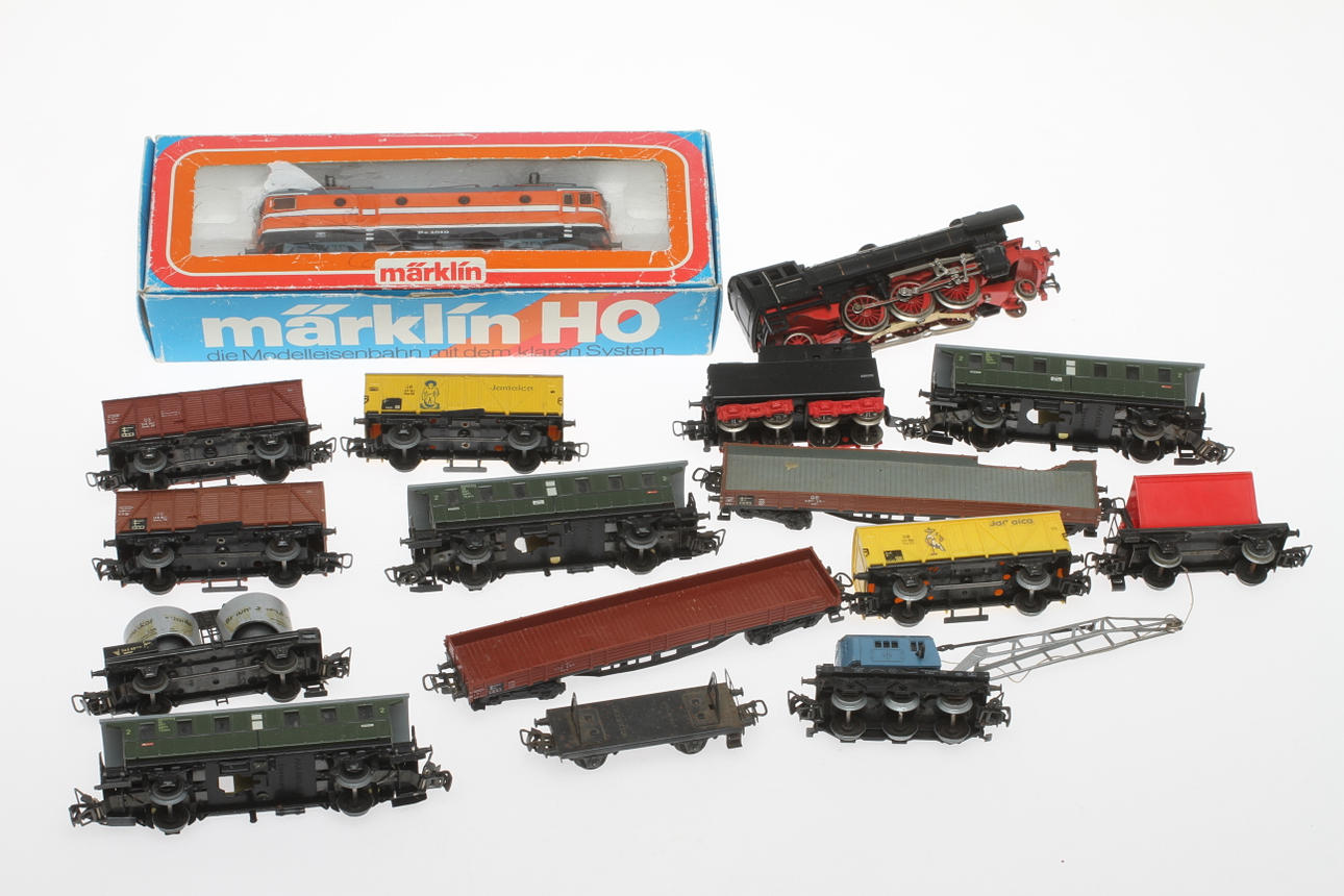 MODELLTÅG MÄRKLIN svenska Rc-loket 3043, ånglok 3005 och 13 vagnar. Delvis i originalkartong.