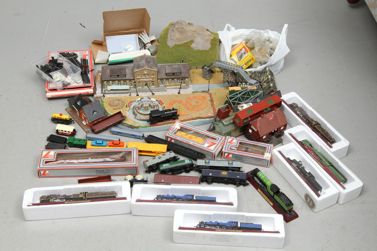 MODELLTÅG LIMA SJ:s diesellok T43 241, räls och 12 vagnar delvis i originalkartong. Tillkommer hus, lok och vagnar främmande tillverkare. 7 vitrinmodeller . 2 LÅDOR.