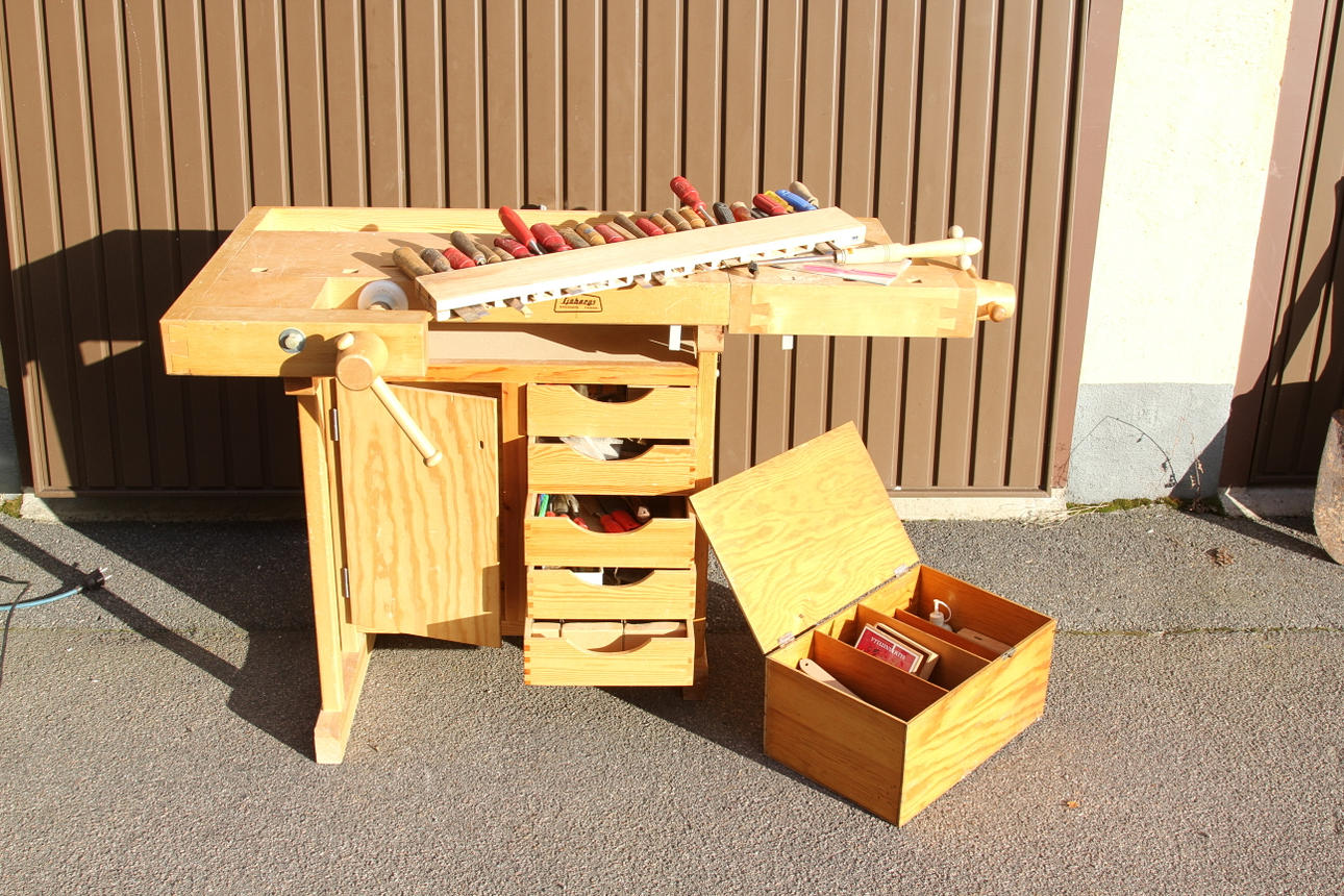 HYVELBÄNK,samt verktyg. Sent 1900-tal.