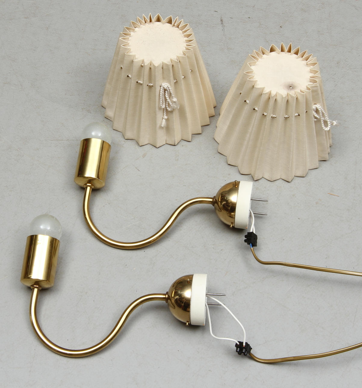 VÄGGLAMPOR, 1 par, modell 2334, Josef Frank, Firma Svenskt Tenn.