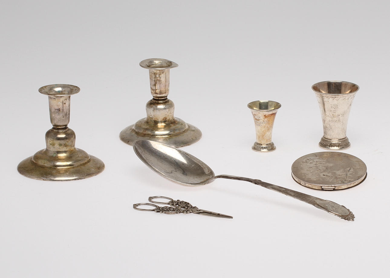 PARTI SILVER, 5 delar, sked, druvsax, puderdosa, 2st pokaler Vikt 225g samt LJUSSTAKAR, 1 par, ovägda.