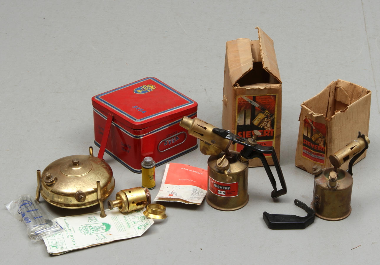 BRÄNNARE, 3 st,bla. Campingkök Svea 106 i original plåtlåda, 1900-tal.