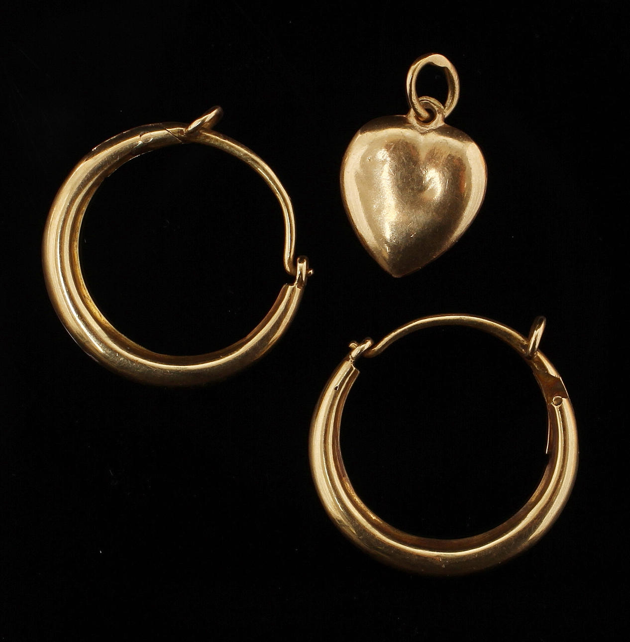 ÖRHÄNGEN 1 par samt HÄNGE i form an hjärta, 18k guld. Vikt 2,4 gram.