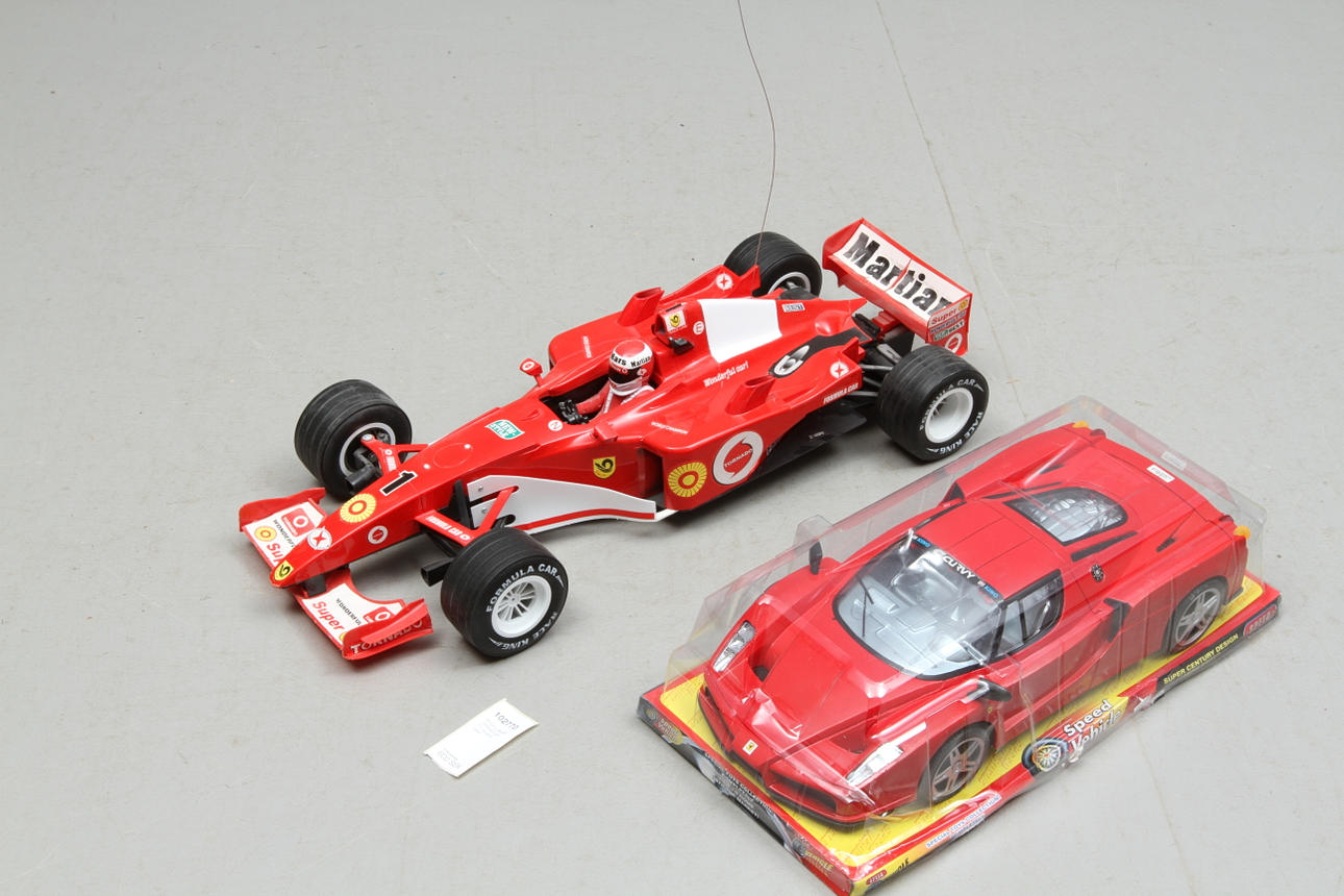 MODELLBILAR FERRARI och F1-racerbil, plast.