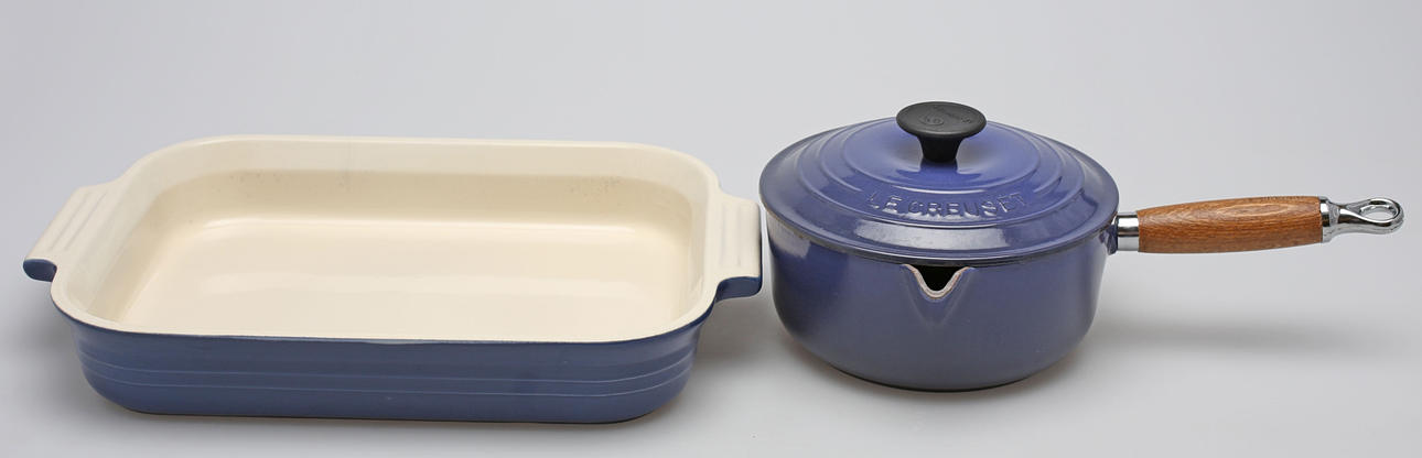 GRYTA MED LOCK OCH UGNSFORM, 2 delar, gjutjärn och stengods, Le Creuset, Frankrike.