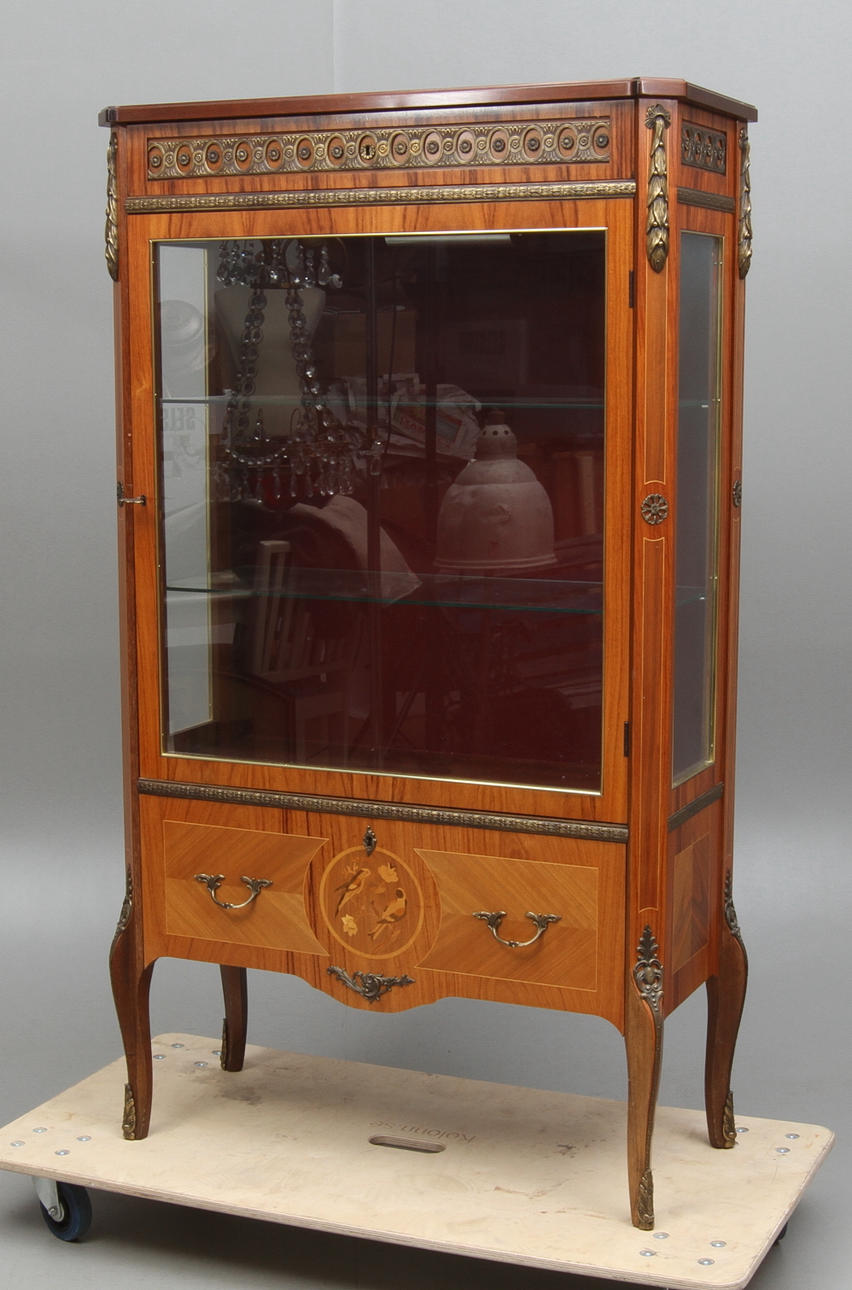 VITRINSKÅP, Louise XVI-stil, 1900-tal.