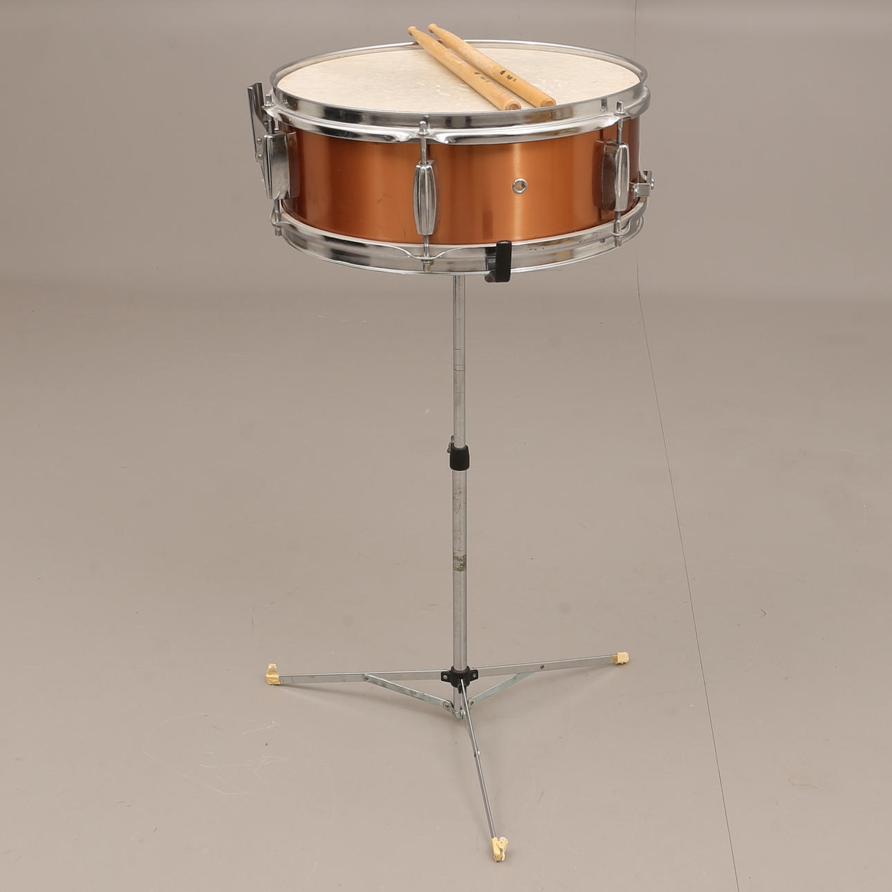TAMBOR GIRATORIO sobre soporte.