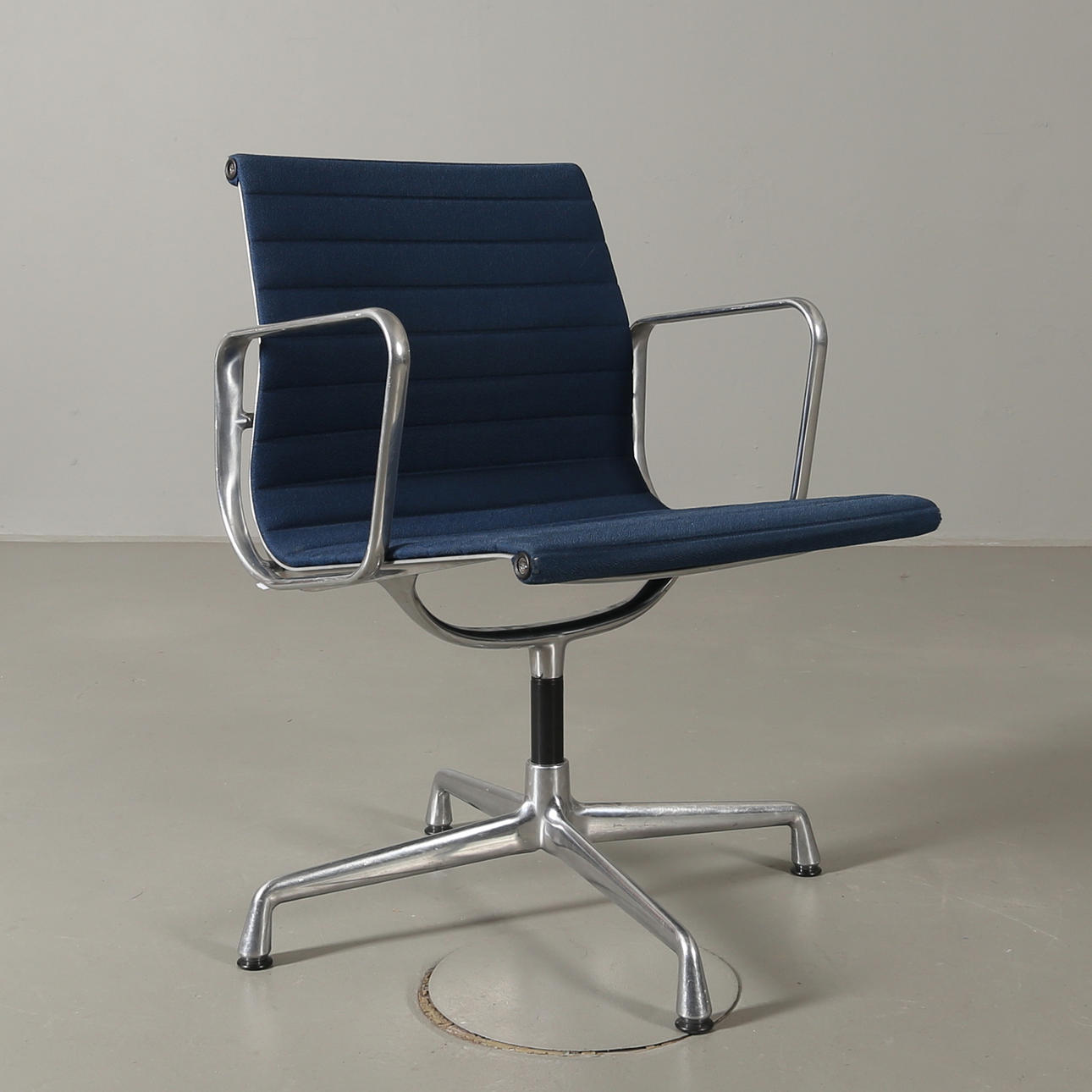 CHARLES & RAY EAMES. Stol model 107, Vitra, designet i 1958.