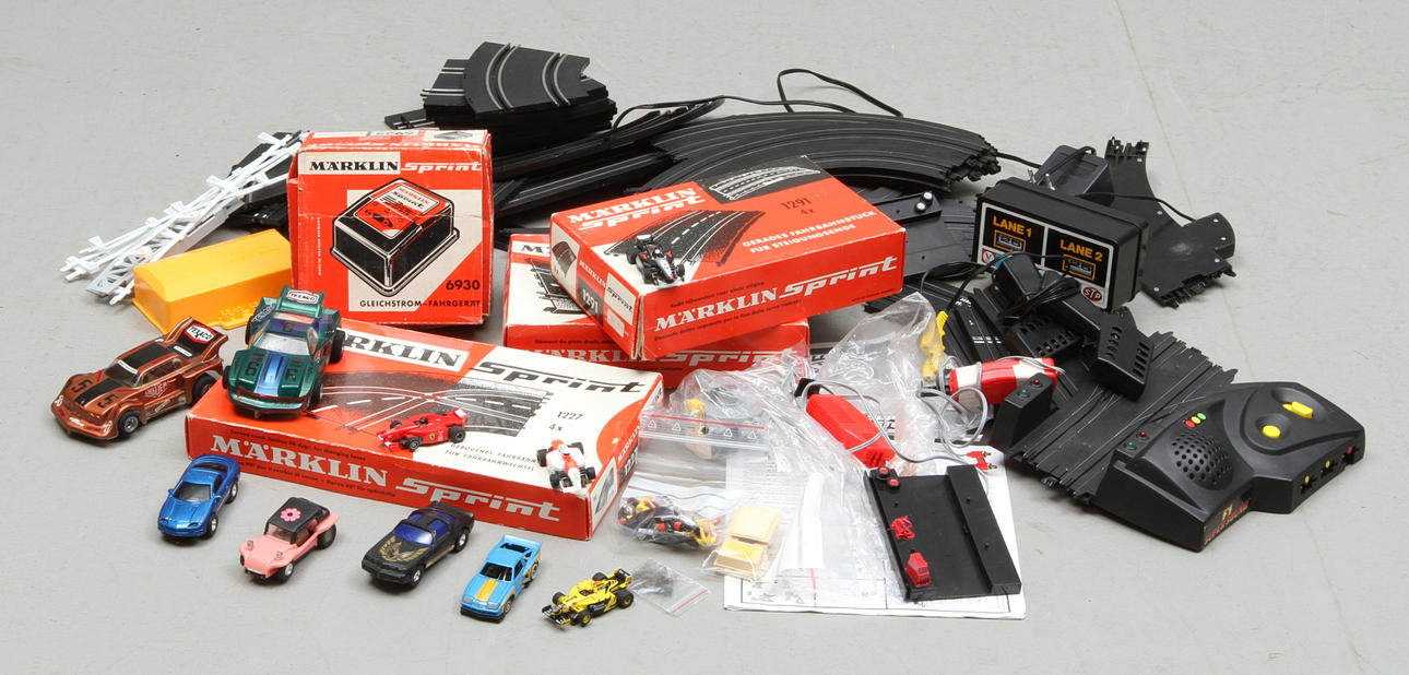 BILBANOR bland annat MÄRKLIN och HOT WHEELS med 10 bilar och bandelar.