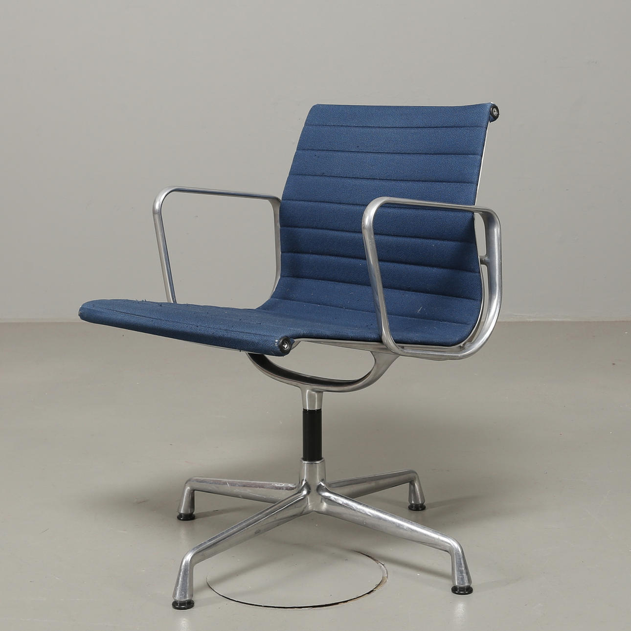 CHARLES & RAY EAMES. Stol modell 107, Vitra, formgiven 1958.