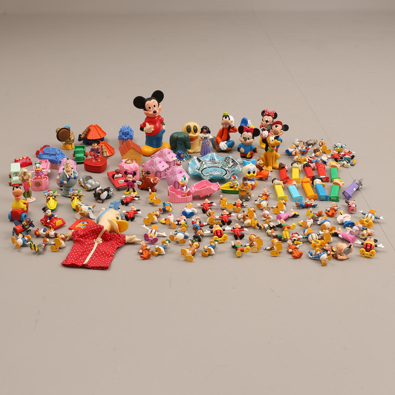 Ein Menge COMICFIGUREN, Plastik, meistens Walt Disney.