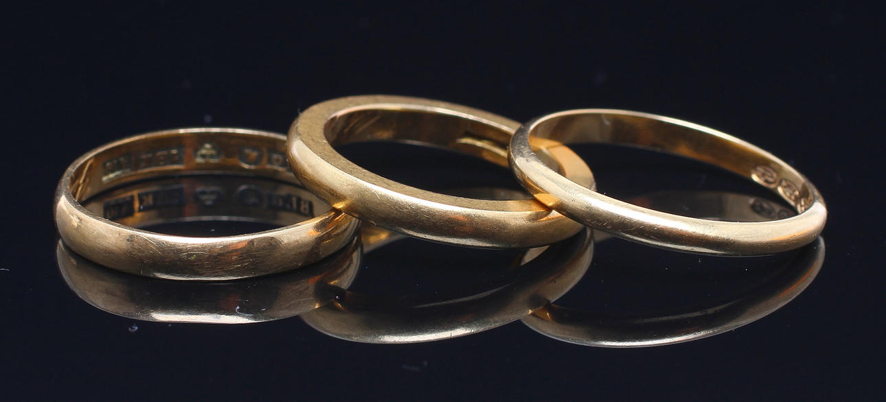 RINGAR, 3 st, 18k guld. Sverige samt Finland, 1900-tal. Tot vikt ca 10,6 gram.