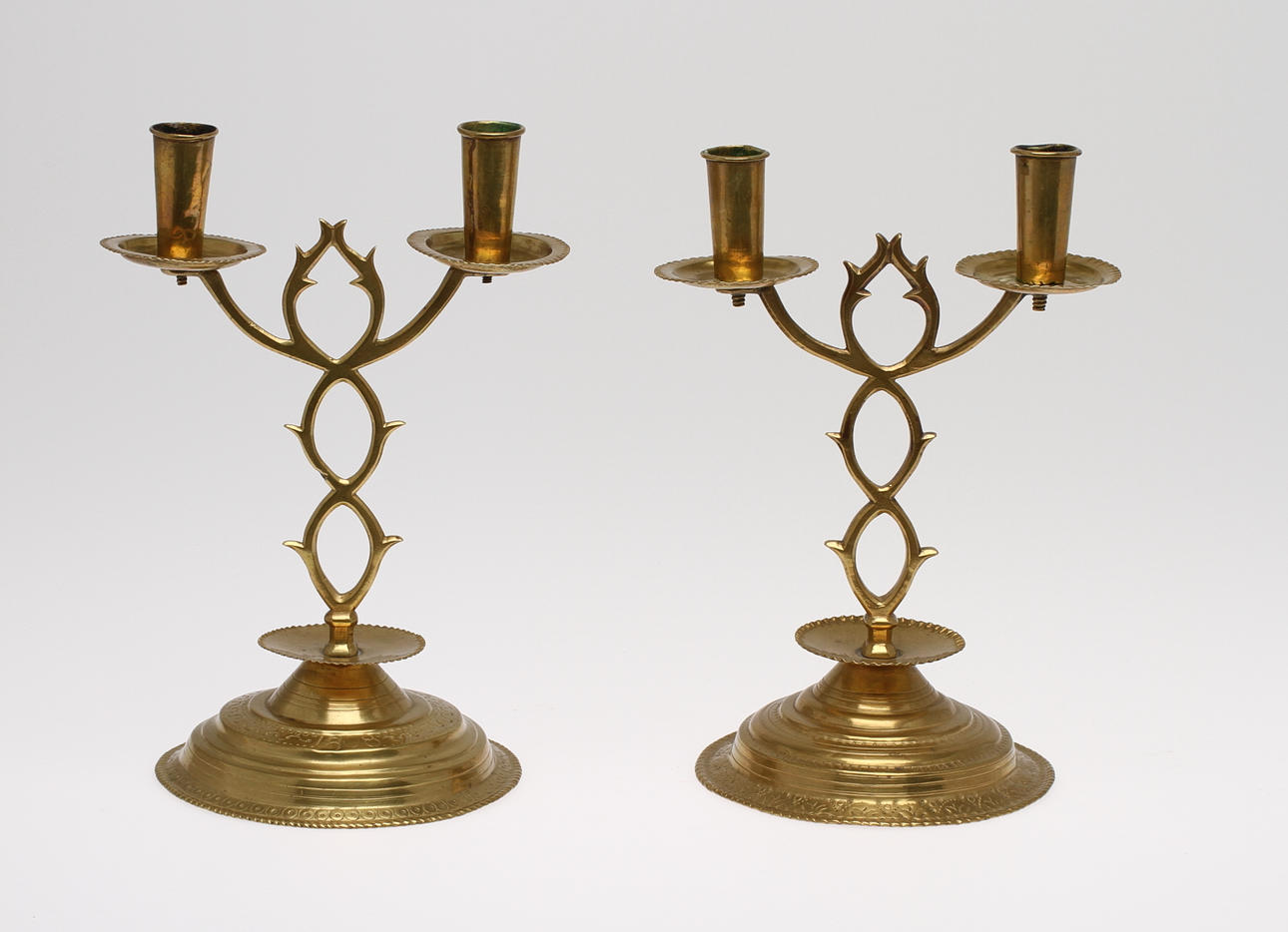 KANDELABRAR, 2 st snarlika, mässing, 1800-tal.