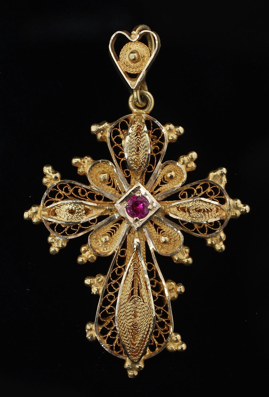 HÄNGE i form av kors, filigranarbete, 18k guld med röd sten. Vikt 6,4 gram.