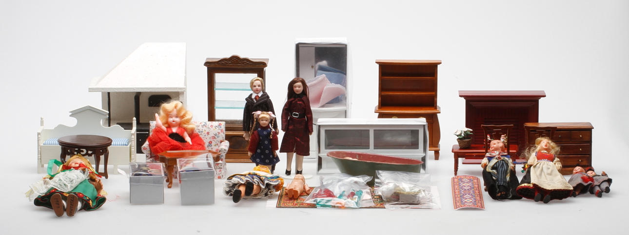 DOCKHUSMÖBLER samt DOCKOR, 1900-tal.