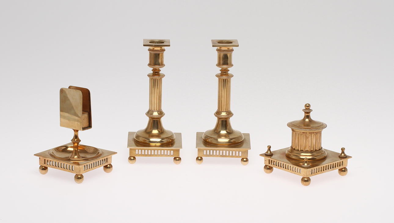 LJUSSTAKAR, ett par, BLÄCKHORN samt TÄNDSTICKSHÅLLARE, mässing, Gusum, 1900-tal.