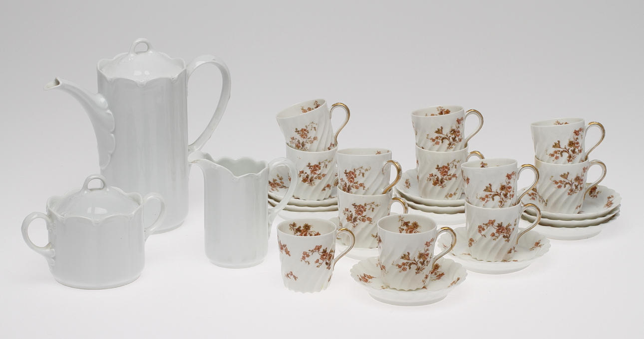 KAFFESERVISER, 12 delar Limoges samt 3 delar Rosenthal.