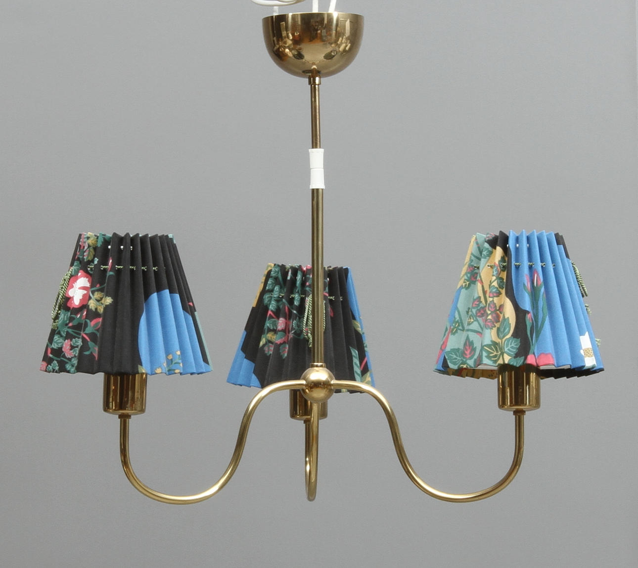 TAKLAMPA, 3 ljusarmar, Josef Frank, Svenskt Tenn, mod.nr. 2479.