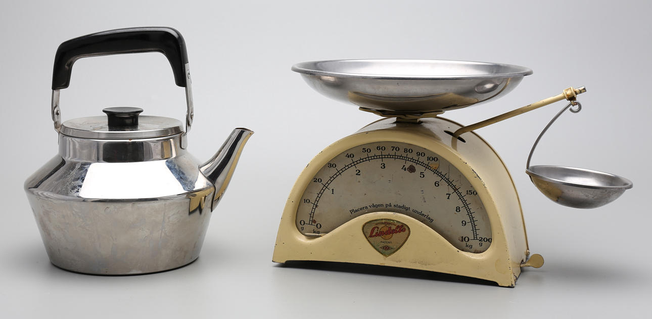 SIGVARD BERNADOTTE. KAFFEKANNA, rostfri, samt HUSHÅLLSVÅG.