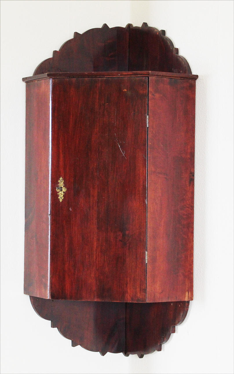 HÖRNSKÅP, Betsat trä, 1900/1920-tal.