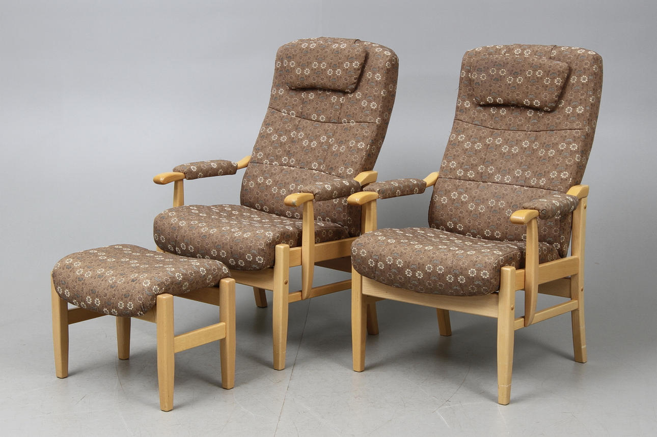 KARMFÅTÖLJER, ett par, samt en fotpall, 1900/2000 tal.