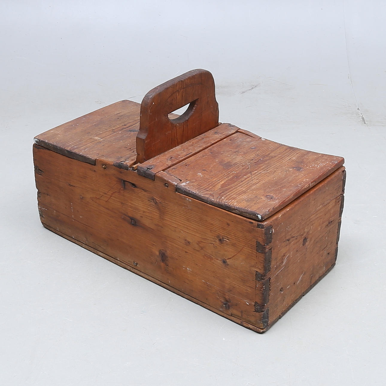 LÅDA med lock, trä, allmoge, 1800-tal.