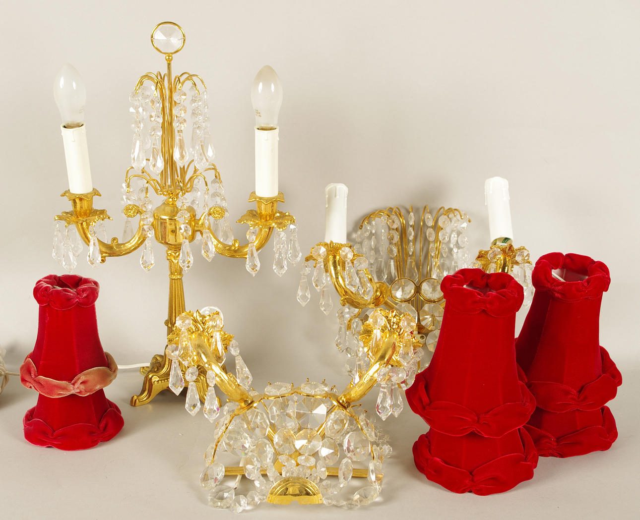 BORDSLAMPA SAMT 1 PAR VÄGGLAMPOR, förgylld metall med prismor.