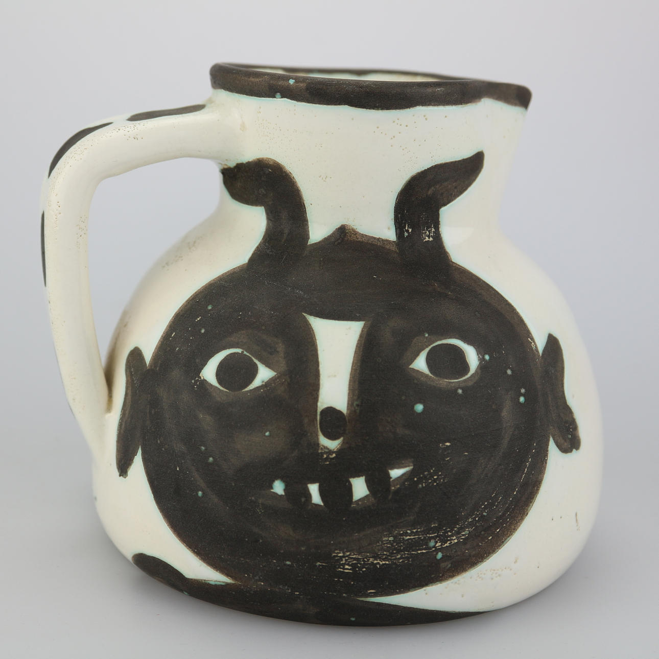 PABLO PICASSO. KRUG MIT FAUNKÖPFEN.