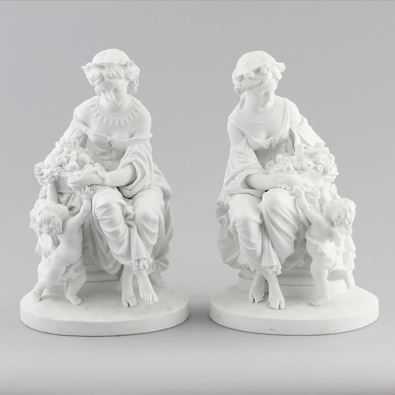 SKULPTURER, 2 st, parian, otydlig signatur i botten.