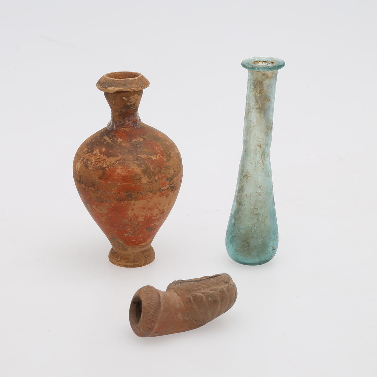 Ariballos, Pfeifenkopf und Flasche, Steingut und Glas.