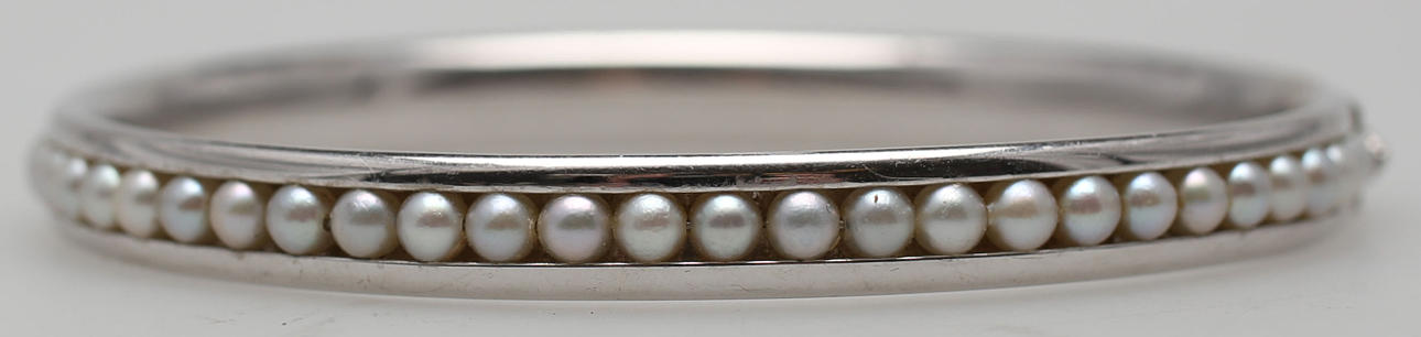 ARMRING MED ODLADE PÄRLOR, vitguld, 18K, Alton, Falköping, troligen 1969.