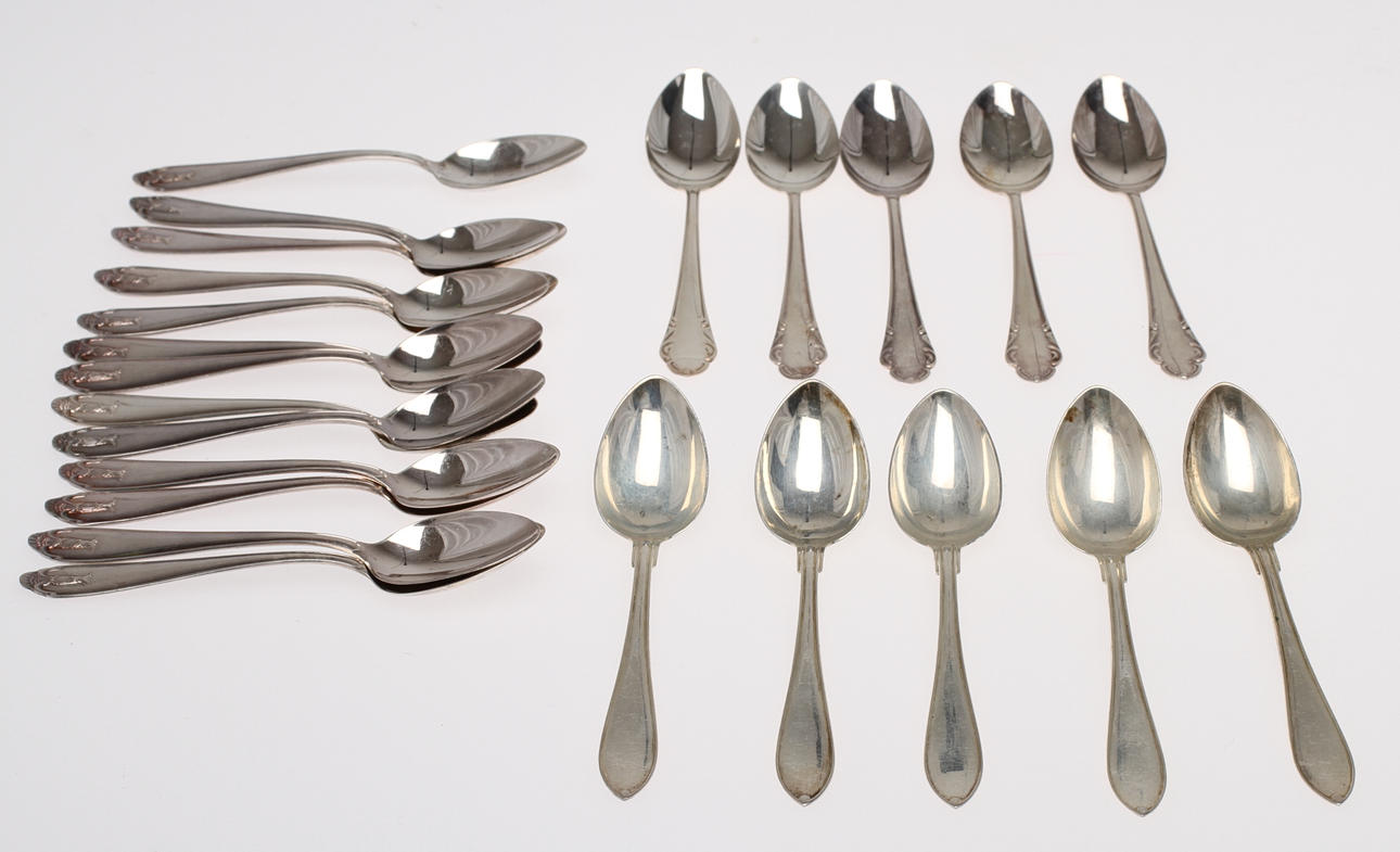 KAFFESKEDAR, 23 st, silver, olika modeller, bl a Vasa. 1900-tal. Vikt 327g.