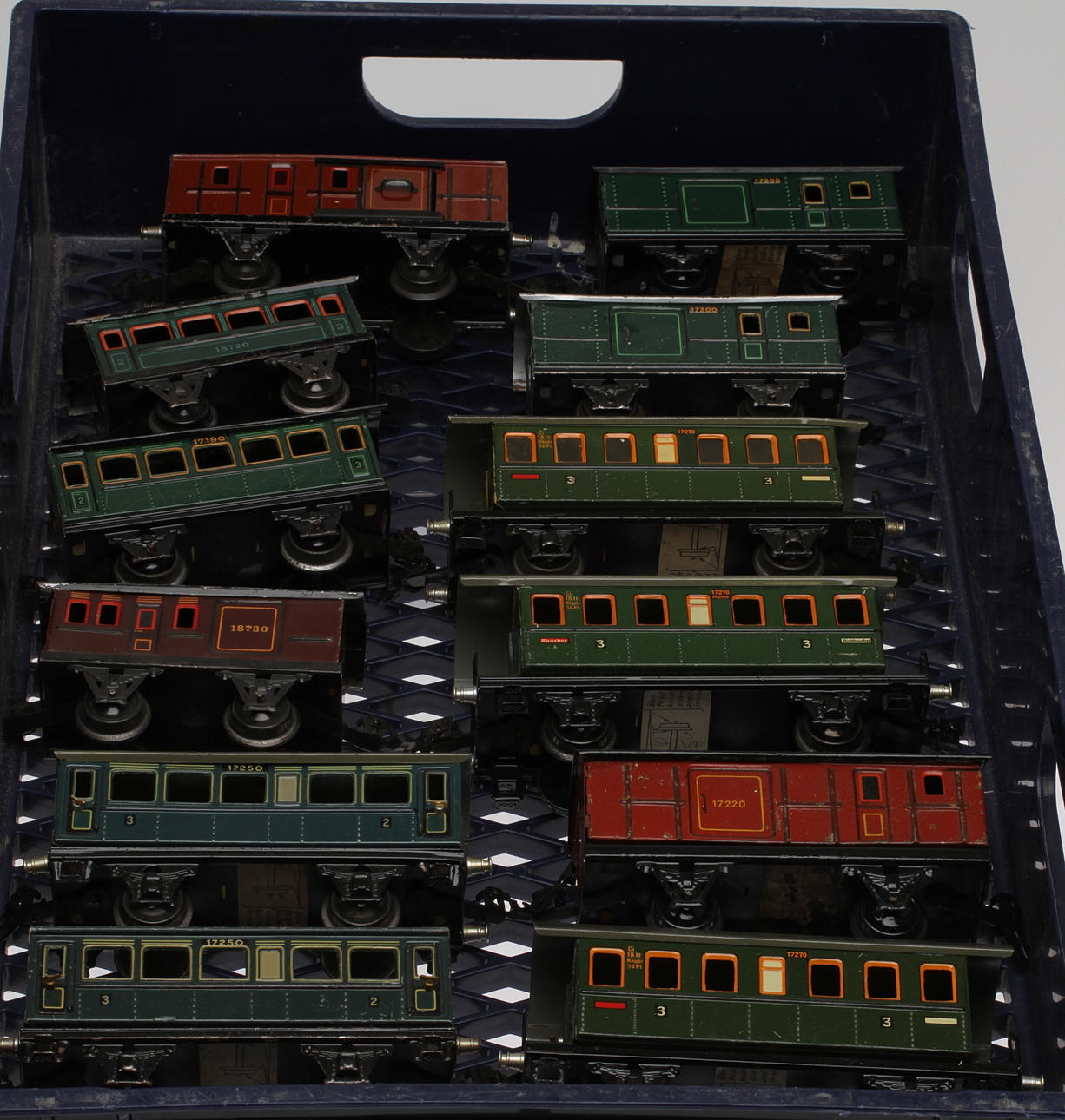MÄRKLIN skala 0. Personvagnar 3 stycken 1727, 2 stycken 1725, 2 stycken 1720, 1719, 1722, 1872, 1873, 1875.