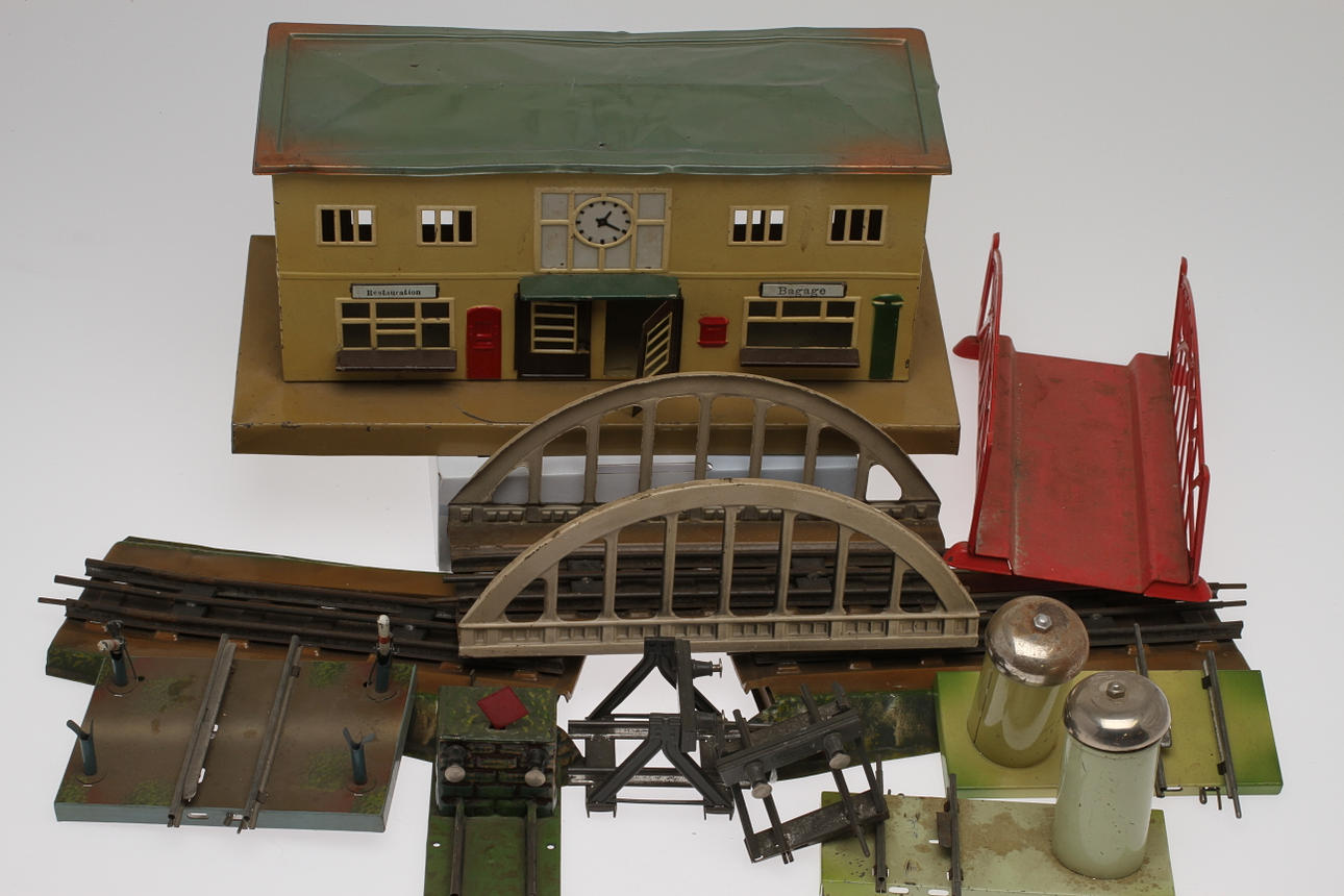 MÄRKLIN skala 0. station, 2 stycken broar, järnvägsövergång, och 3 stycken stoppbockar. 2 styck signalklockor.