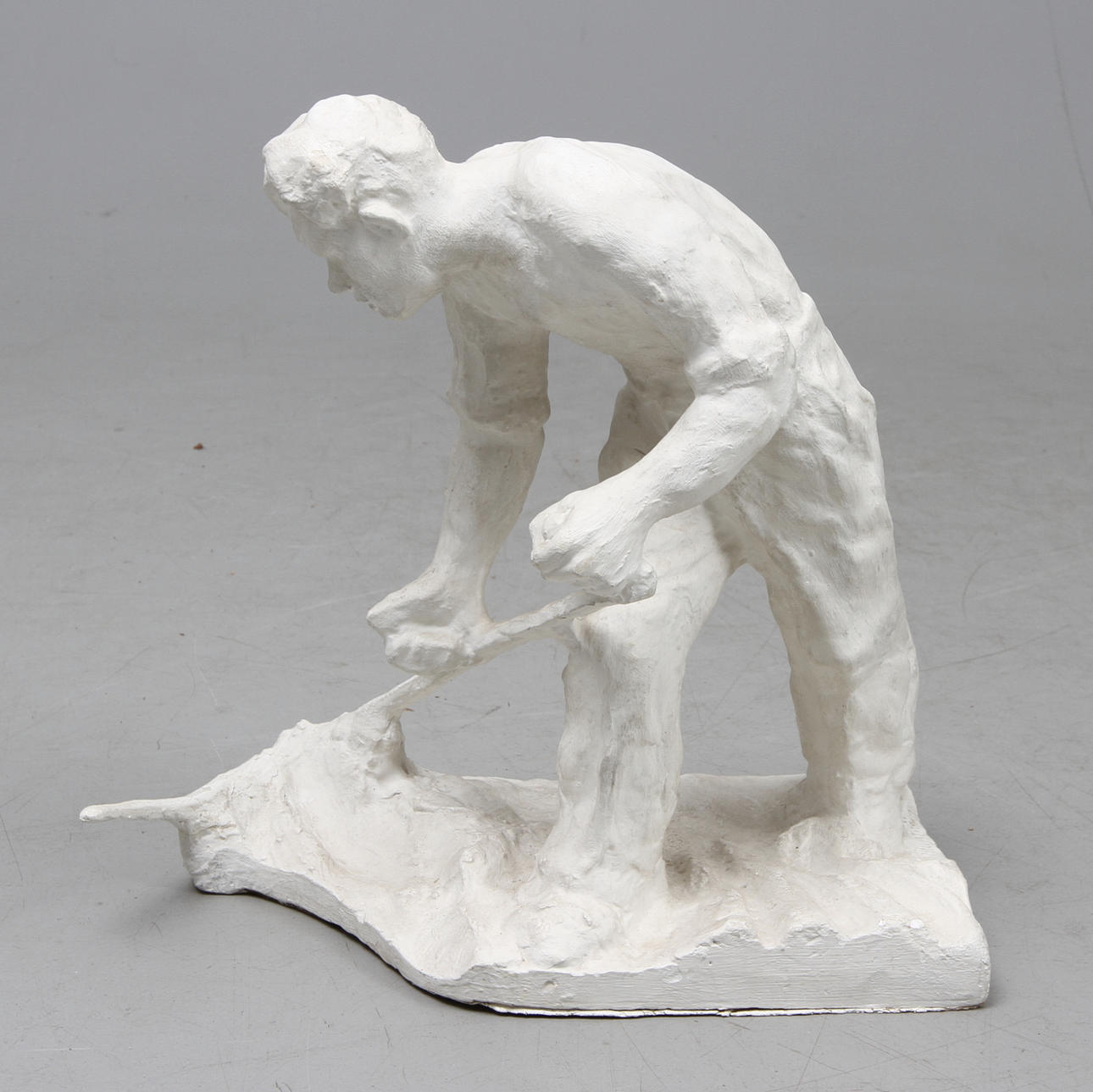 SKULPTUR, gips, "man med lie", signerad.