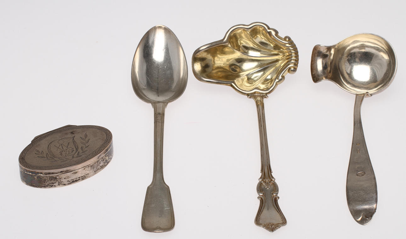 PARTI SILVER, 4 delar. Dosa med Carl XIV Johans monogram, matsked samt 2 st såsskedar. 1700/1800-tal. Vikt 207g.