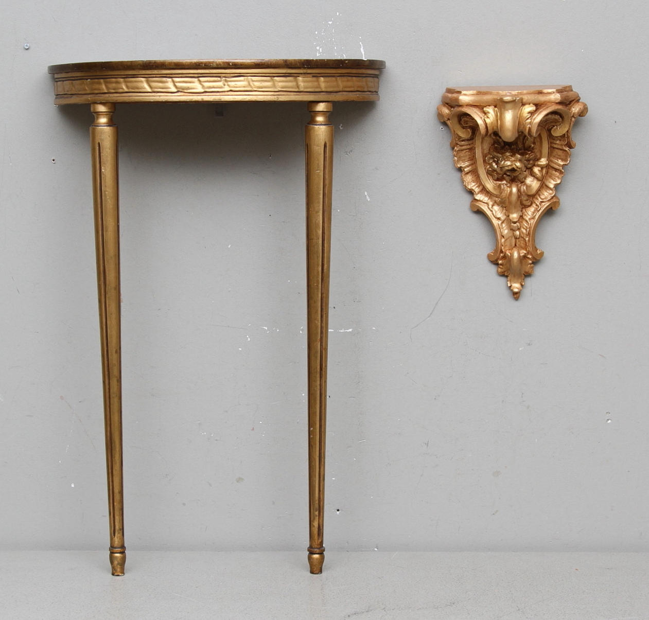 KONSOLHYLLOR, 2 st, rokokostil respektive gustaviansk-stil, 1900-tal.