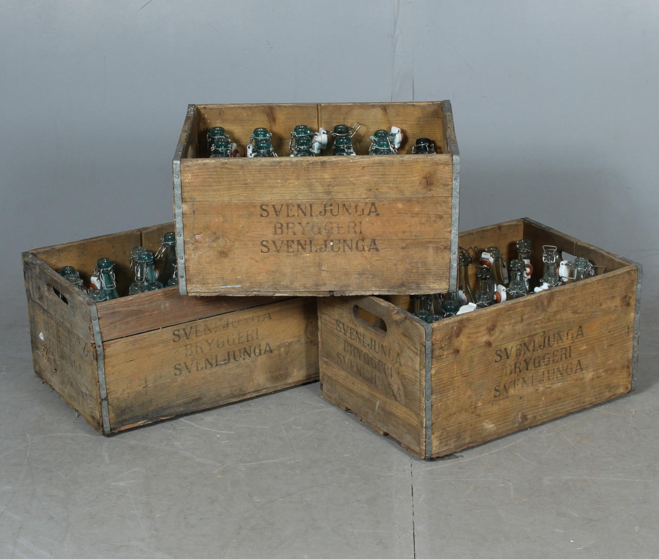 DRICKABACKAR, 3 st. med äldre glasflaskor.