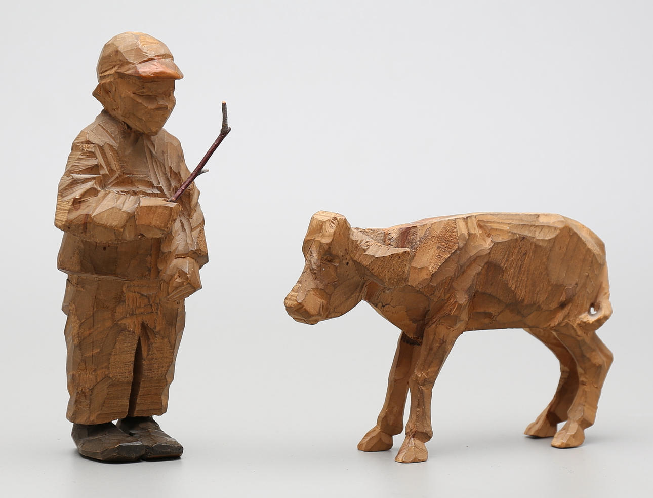 AXEL PETERSSON DÖDERHULTARN. SKULPTURER, 2 st. Vallpojke med kalv, snidat och delvis bemålat trä.