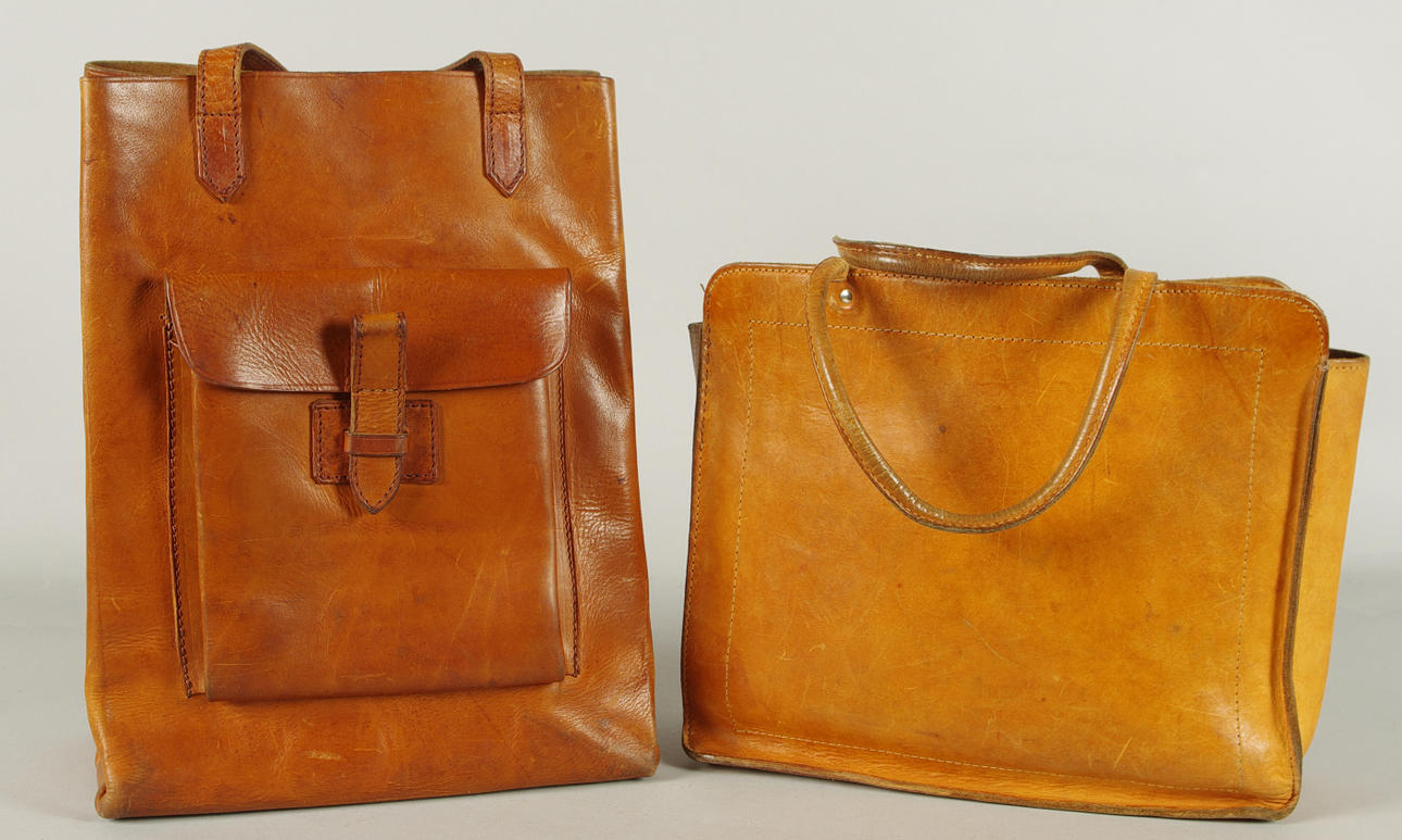 VÄSKOR, 2 stycken, skinn.